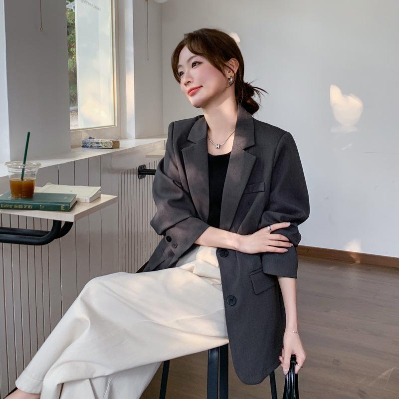 Женский модный пиджак весна-лето 2025 с надписью из стразов — серый, повседневный, универсальный, свободный крой.