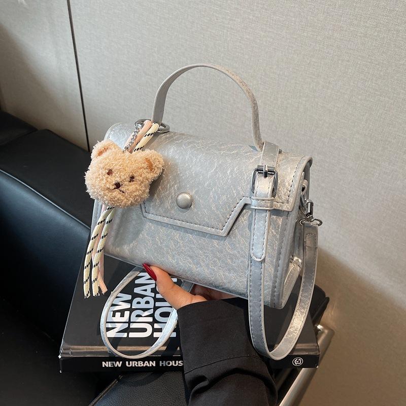 Модная портативная маленькая квадратная сумка женская сумка новая нишевая сумка для通勤 высокого класса универсальная на плечо сумка-мессенджер