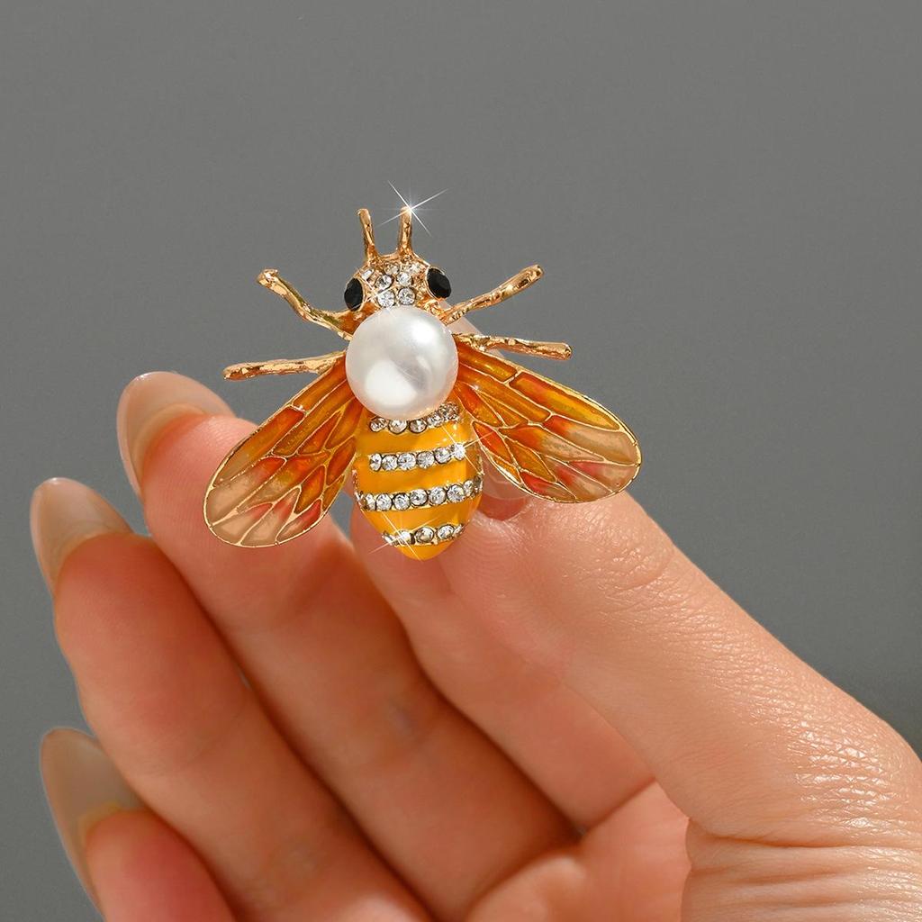 Элегантная брошь в виде пчелы со стразами - уникальный аксессуар в виде насекомого с эмалью