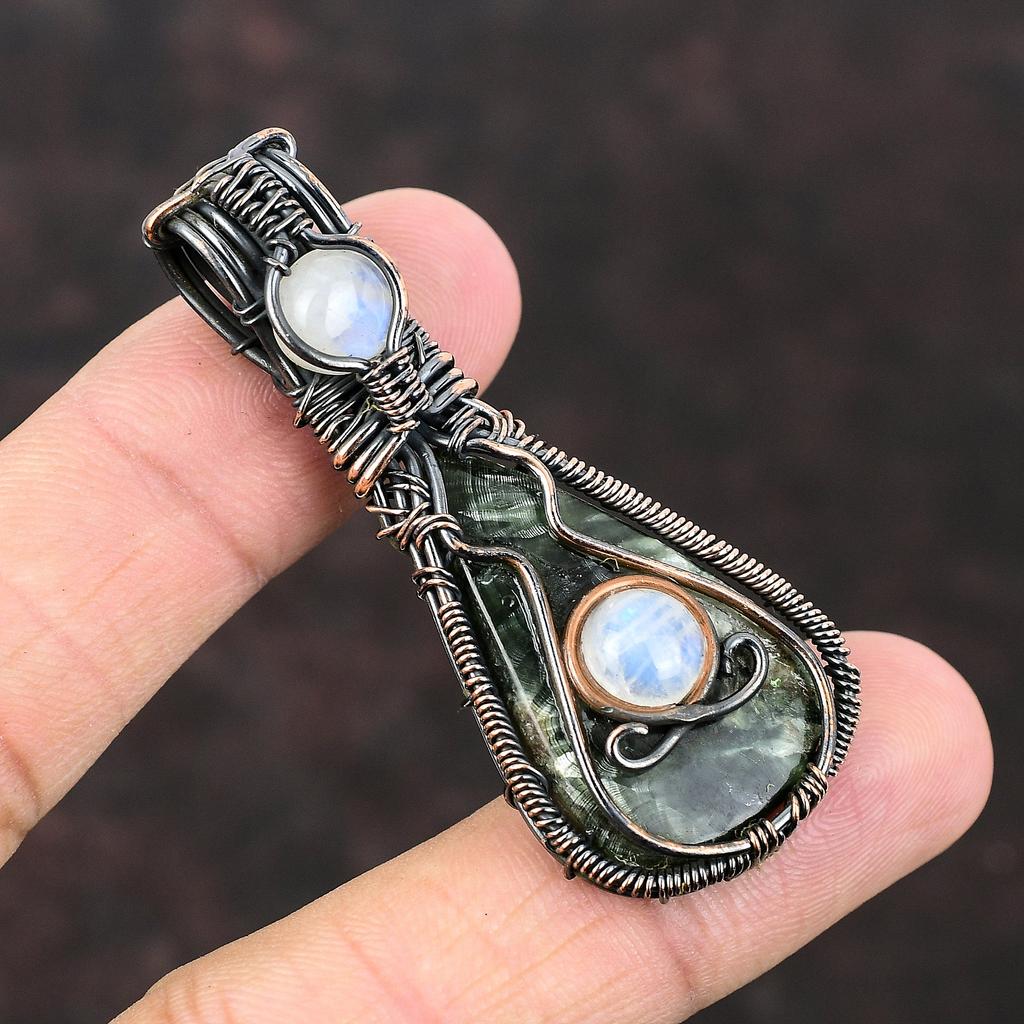 Серафинитовый кулон Медная проволока Обернутый кулон Ювелирные изделия из натуральных драгоценных камней Радужный кулон из лунного камня Медные украшения ручной работы Подарок на годовщину