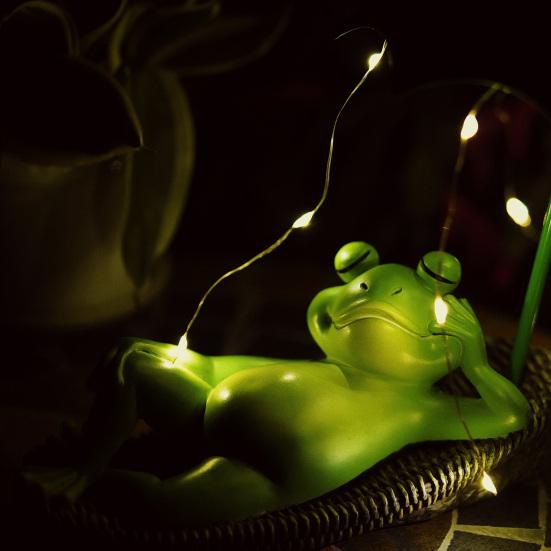 Solar Frog Garden Statue with LED Lights Frog Sculpture Decoration Outdoor Decor Animal Figurine