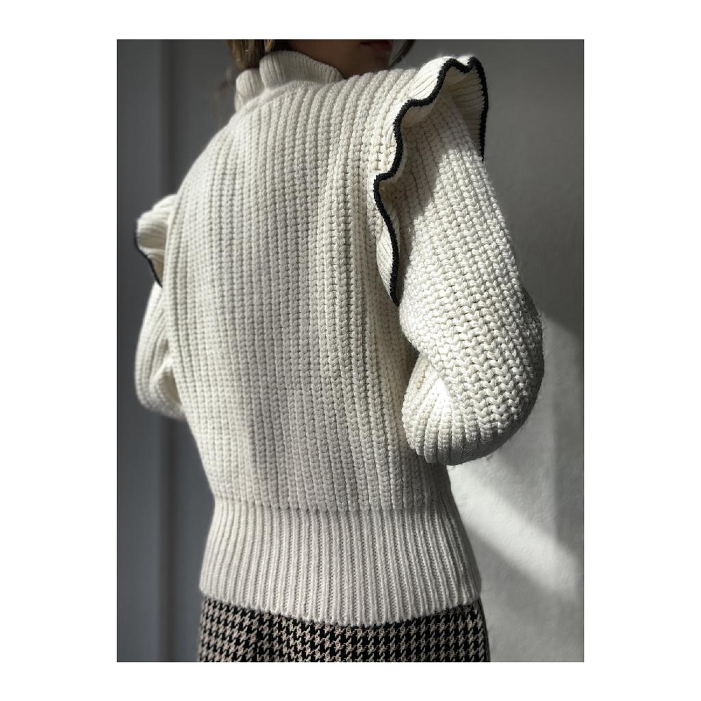 Женский трикотажный свитер бежевого цвета с воротником и лентой, с рюшами и длинными рукавами