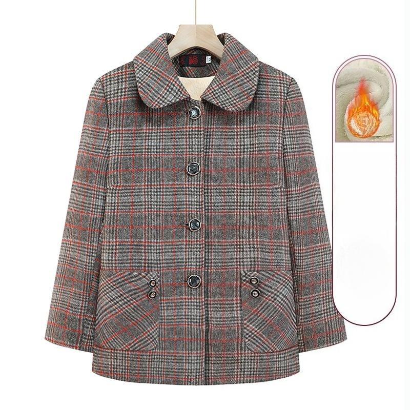 Бабушки носят осенние и зимние пальто, а матери носят иностранную одежду.. Новая одежда для пожилых людей утеплена и отделана бархатом.