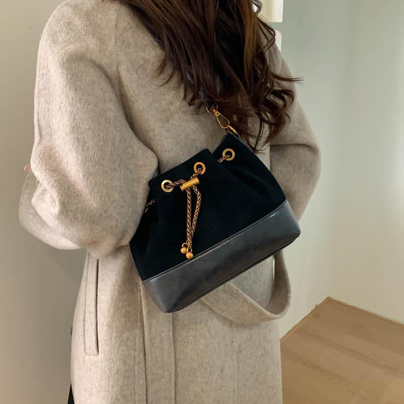 Матовая ретро маленькая сумка женская осень-зима 2025 новая трендовая сумка-мессенджер в этом году популярная плечевая сумка-подмышка сумка-ведро