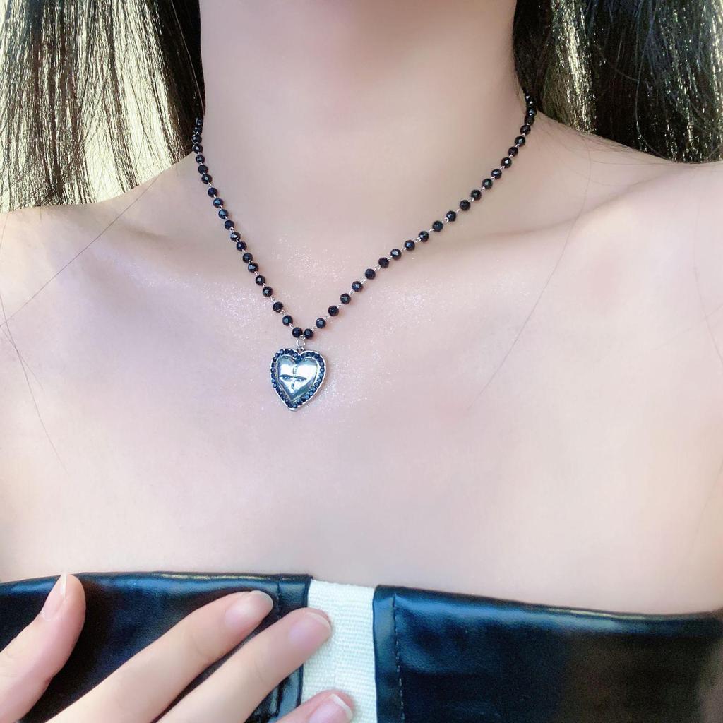 Chic Cross Pendant Necklace for Women - Trendy, Versatile, and Luxurious Clavicle Accessory.