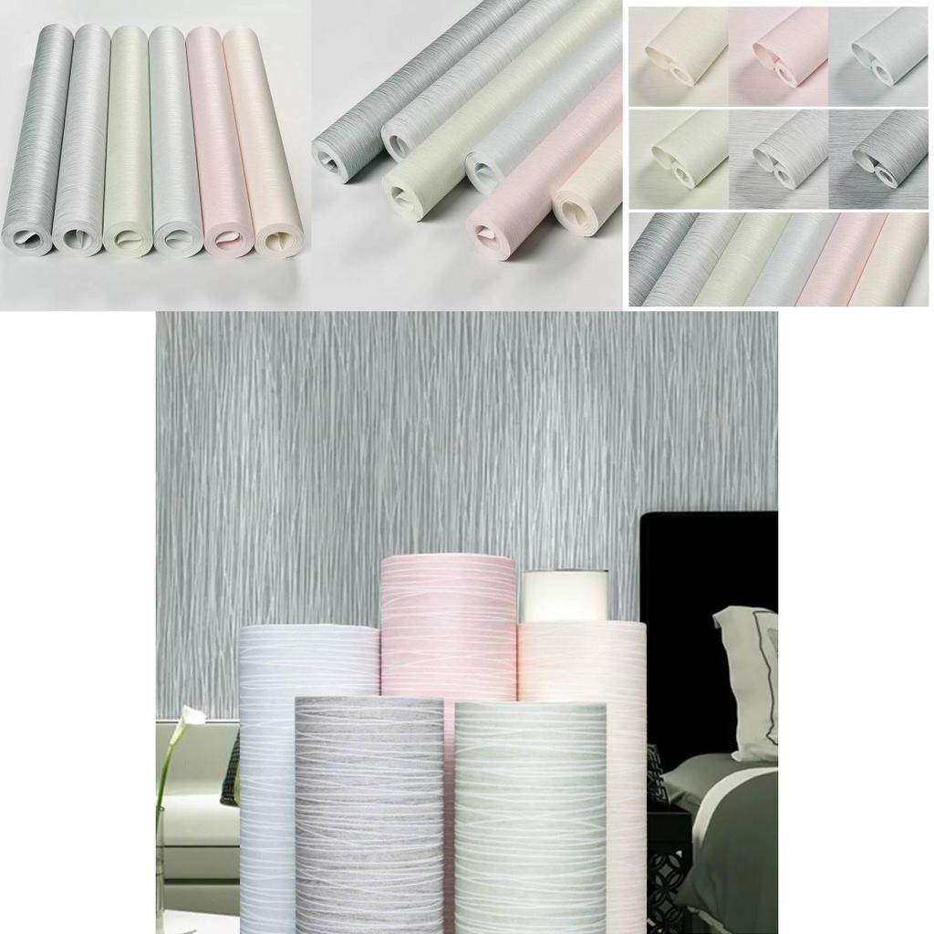 Стильные современные обои в вертикальную полоску бежевого, светло-зеленого и мягкого серого цветов, идеально подходящие для современного домашнего декора в гостиных и спальнях.