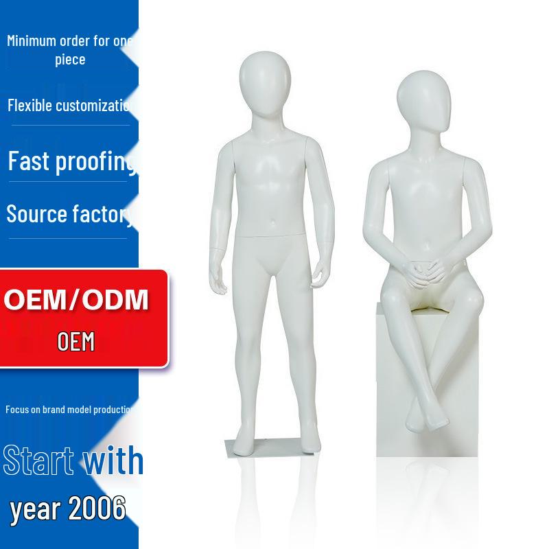 Манекен ребенка высокого класса для демонстрации в магазине мужской одежды