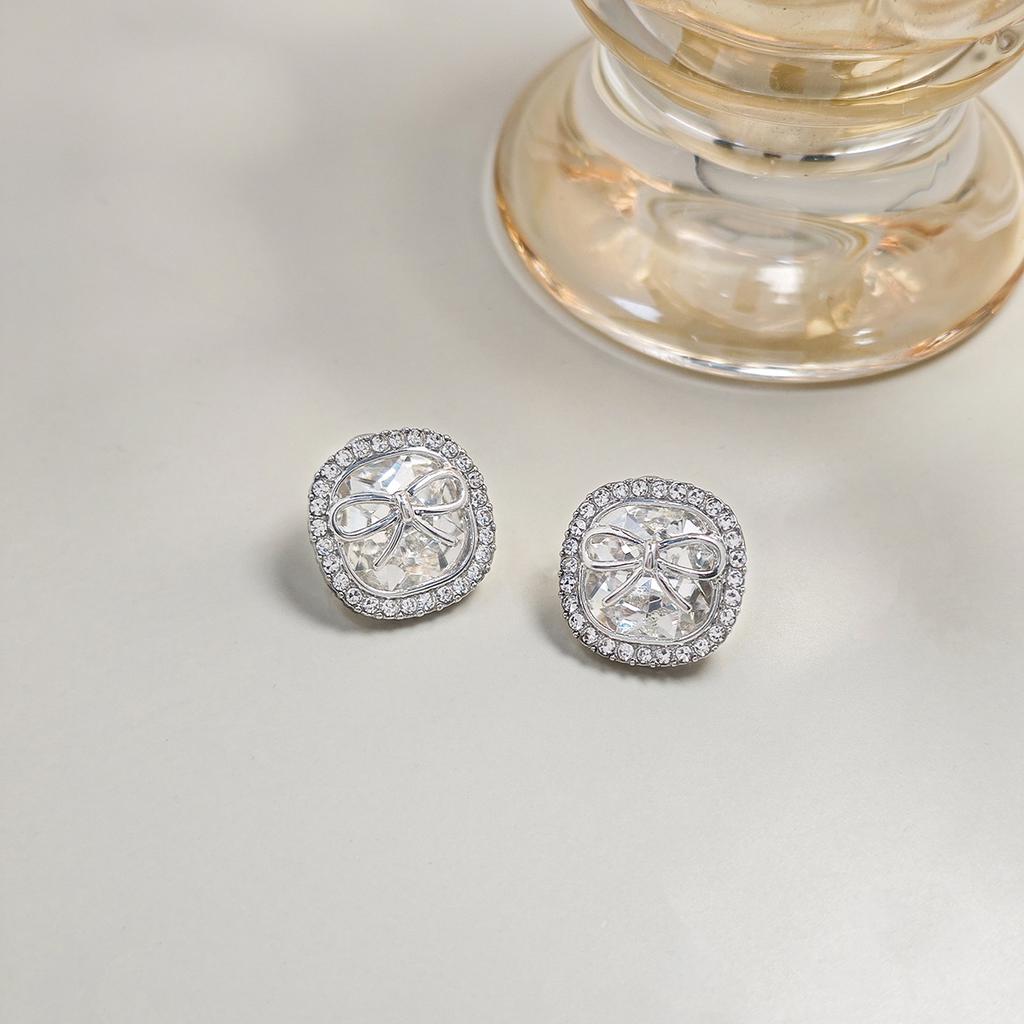 Элегантные серьги квадратной формы с бантиком и цирконием: простой, но нежный дизайн для повседневного шикарного образа