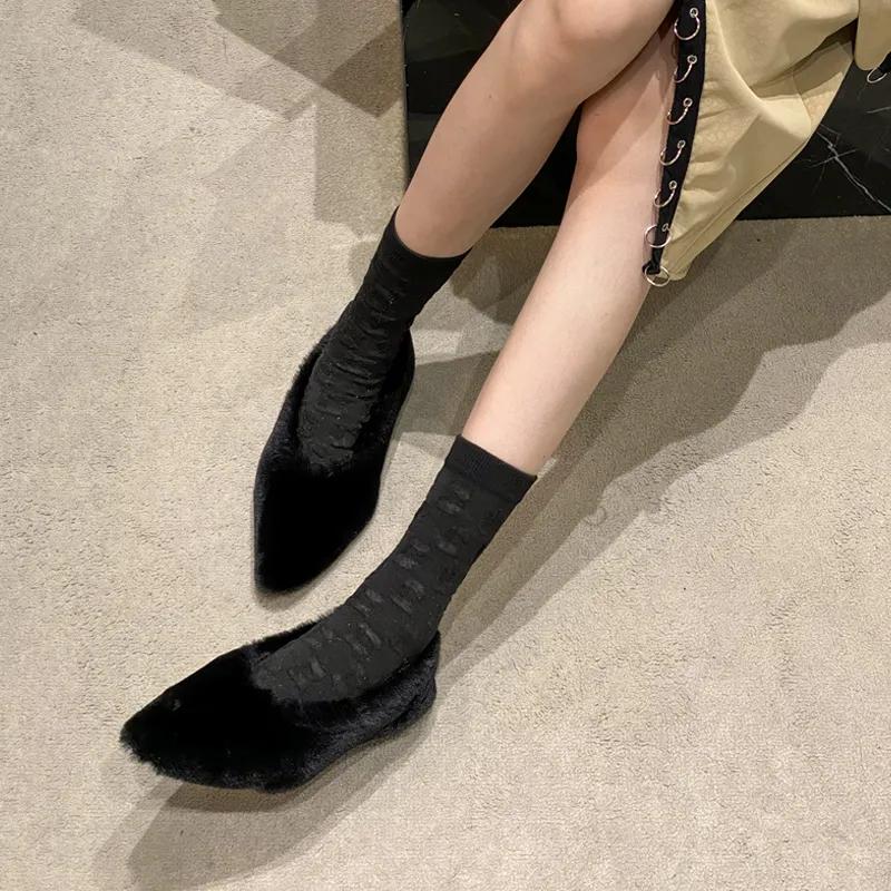 Модные балетки с острым носком из меха для женщин, зимние теплые плюшевые неглубокие мокасины, женские лаконичные мокасины из цельного меха, модельные туфли