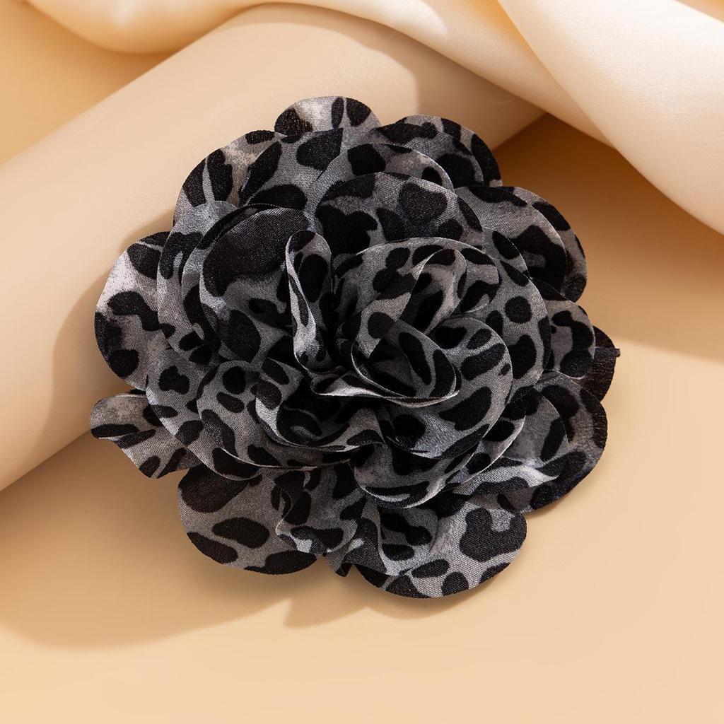 Черная заколка-утконос с леопардовым принтом и брошью в виде цветка из ткани — смелая европейская и американская зимняя мода