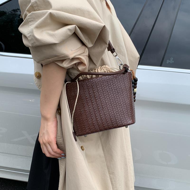 Популярная в этом году женская сумка 2025 новая летняя ретро нишевый дизайн сумка-мессенджер портативная сумка-ведро