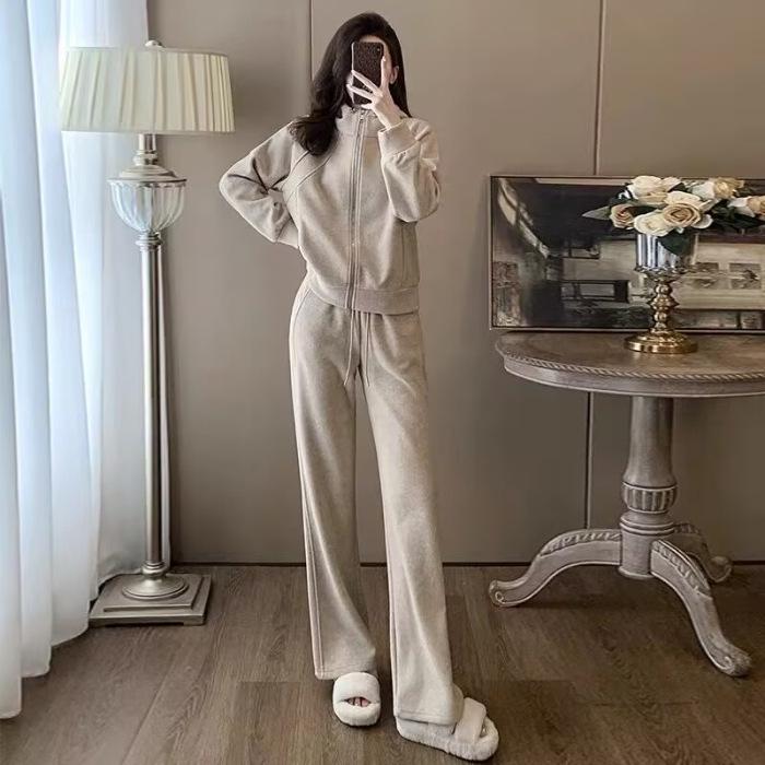 Шикарный женский комплект из свитера с капюшоном и широких брюк — стильная повседневная спортивная одежда для ранней осени.