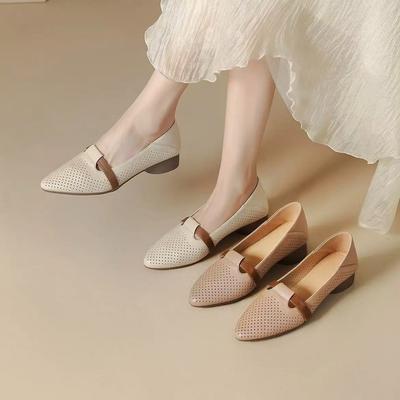 Мягкие кожаные сандалии с перфорацией женские 2025 новые летние на толстом каблуке на низком каблуке на мягкой подошве туфли для мамы дышащие с отверстиями одинарные туфли