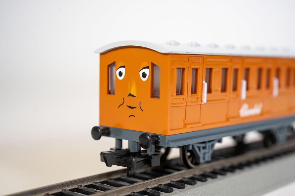 Bachman HO Gauge Thomas the Tank Engine Clarabelle железнодорожная модель пассажирского вагона 28-76045