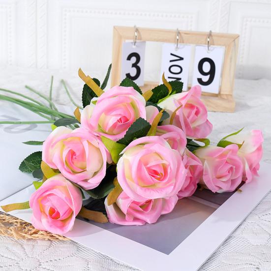 Красивый искусственный цветок, реалистично выглядящий из искусственной шелковой ткани, яркий цвет