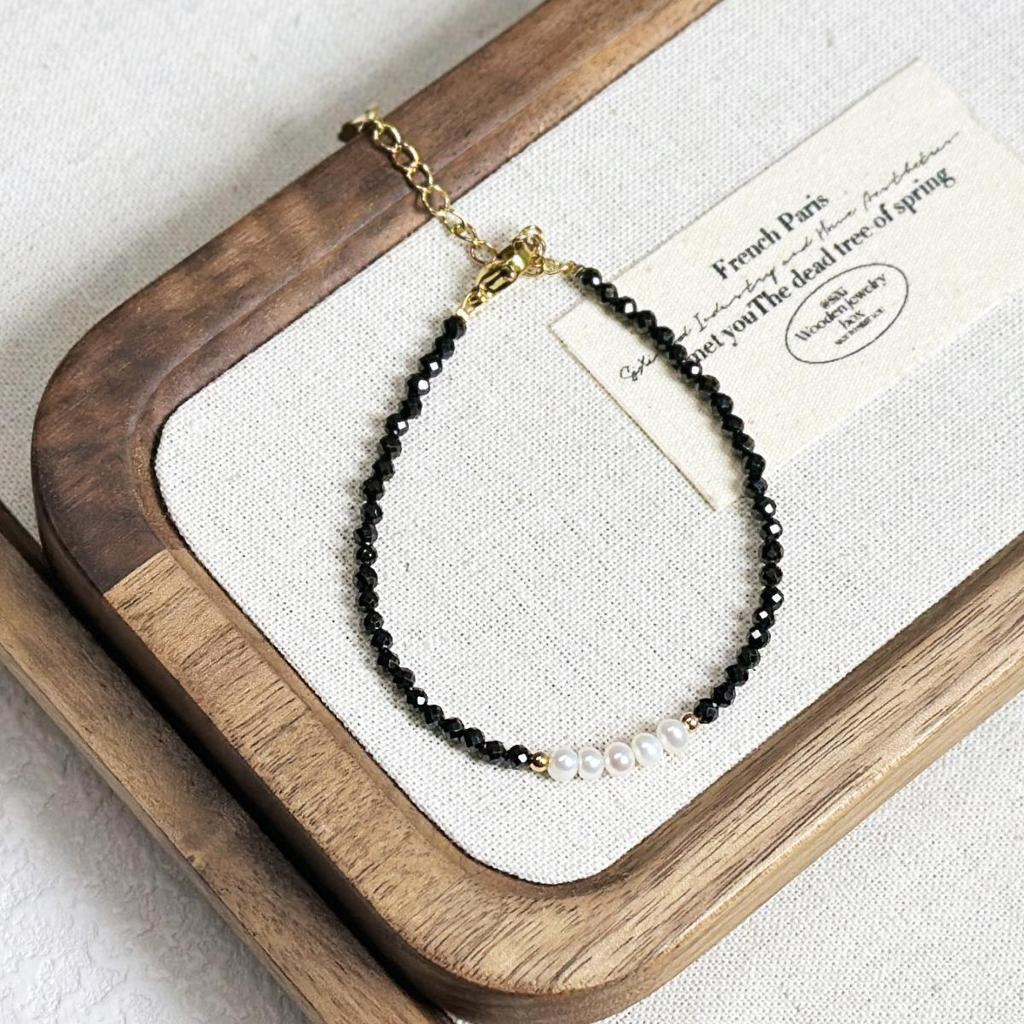 Элегантный 3-миллиметровый граненый браслет из синего песочного камня, золотого камня и жемчуга - Многослойная высококлассная роскошь для женщин