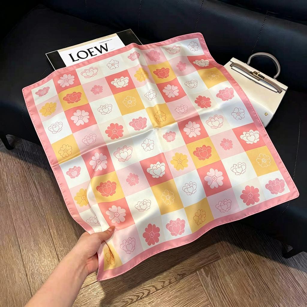 Silky skin-friendly fabric, high-end silk scarf, foreign style fashion neck care scarf 71 small square scarf, mother scarf, small scarf.