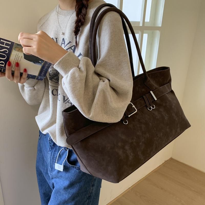 Ретро сумка женская большой вместимости 2025 новая осень и зима универсальная простая сумка через плечо популярная сумка-тоут для поездок в этом году