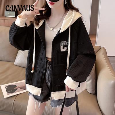 Осенняя женская куртка больших размеров с капюшоном и длинными рукавами с цветными блоками и монограммой