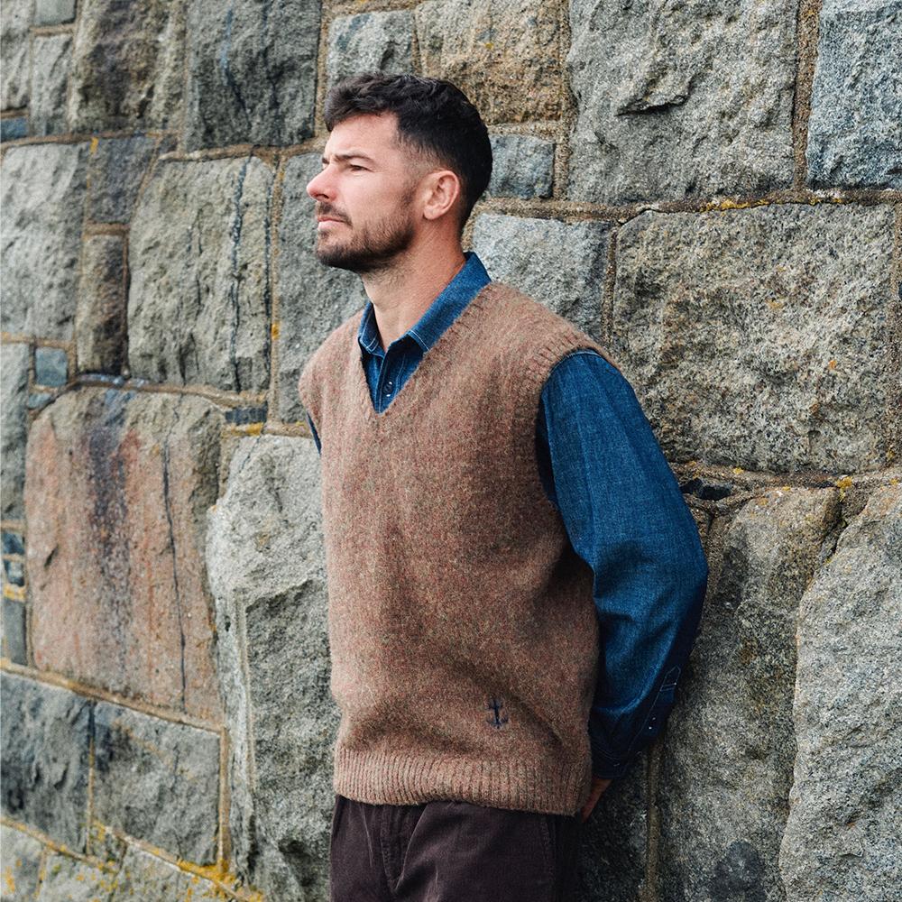 Жилет Guernsey Woollens из шерсти Шетландских островов с V-образным вырезом - Коричневый с начесом