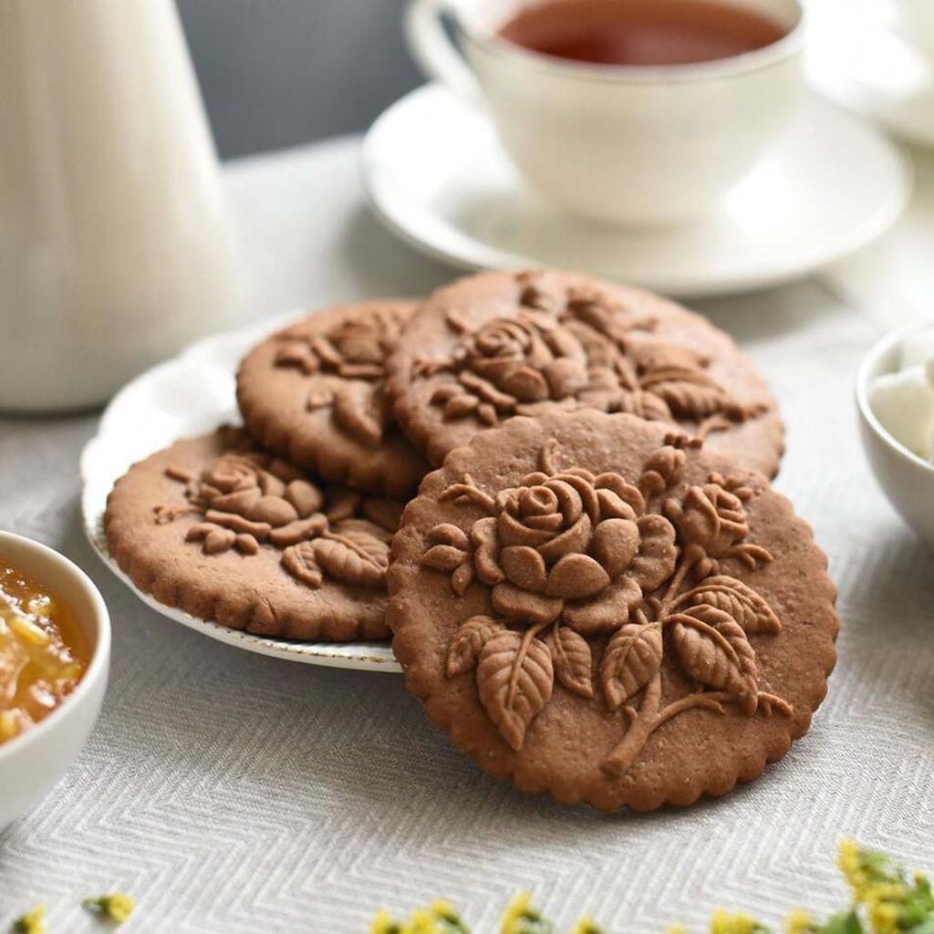 Biscuit mould with pine cone and rose