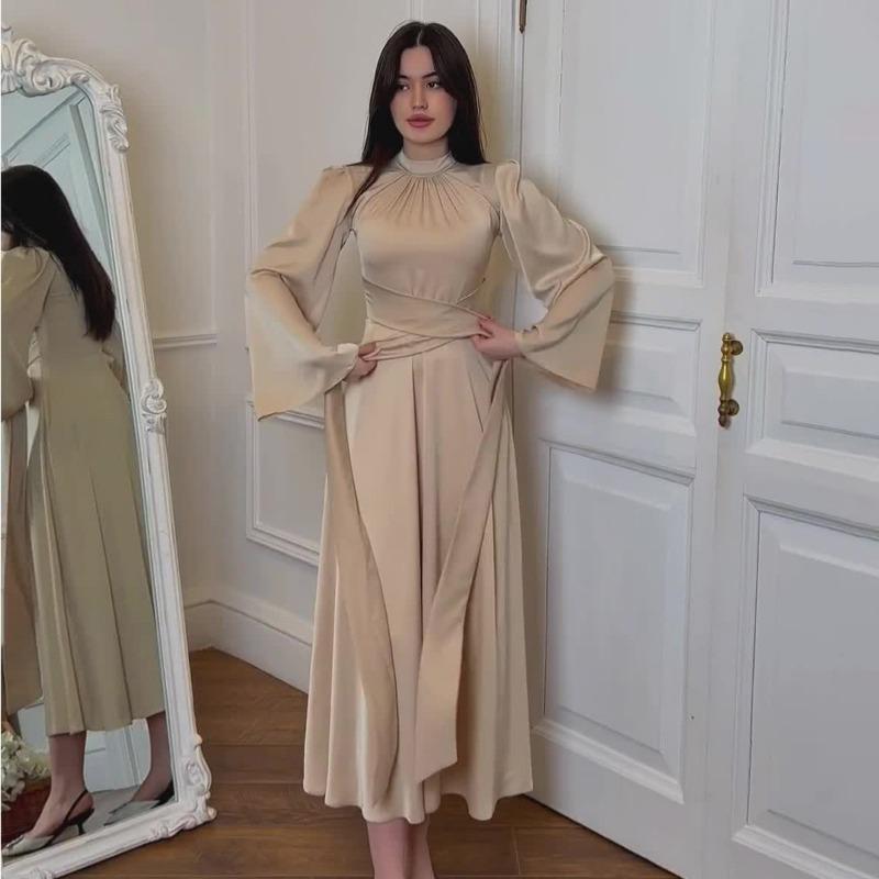 Однотонное атласное платье без талии с ремешками