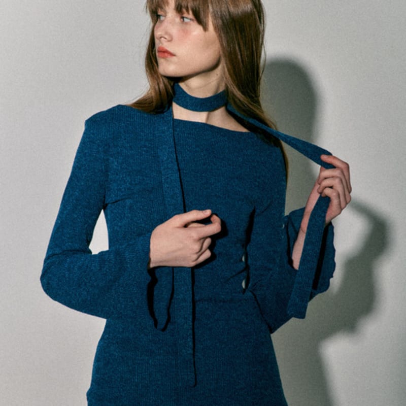 QUAFE ТРИКОТАЖНОЕ ПЛАТЬЕ И КОМПЛЕКТ ШАРФА_ДЕНИМ СИНИЙ