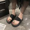 Модные уличные тапочки женские лето 2025 новинка корейская версия закрытый носок большая металлическая пряжка толстая подошва пляжные крутые тапочки женские
