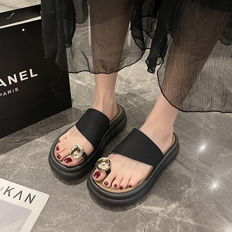 Модные уличные тапочки женские лето 2025 новинка корейская версия закрытый носок большая металлическая пряжка толстая подошва пляжные крутые тапочки женские
