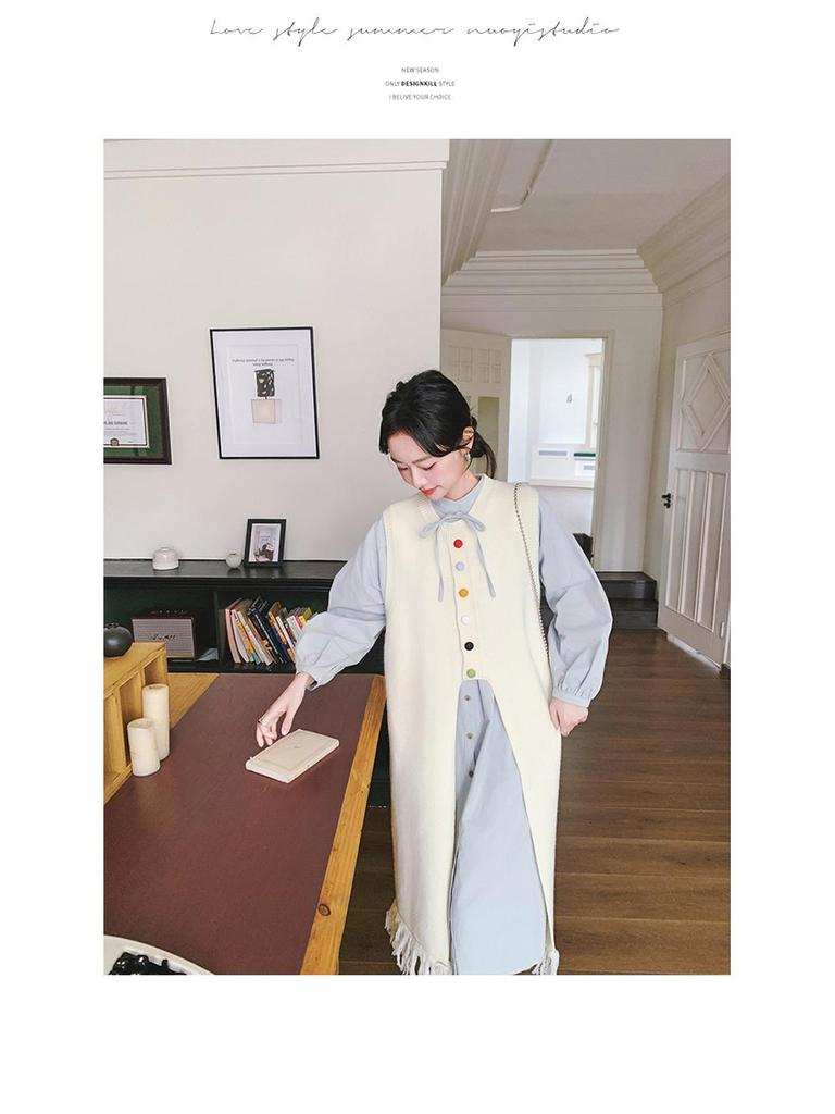 Женский комплект из двух частей весна-лето 2025 года: Платье-рубашка с цветными пуговицами и трикотажный жилет с кисточками