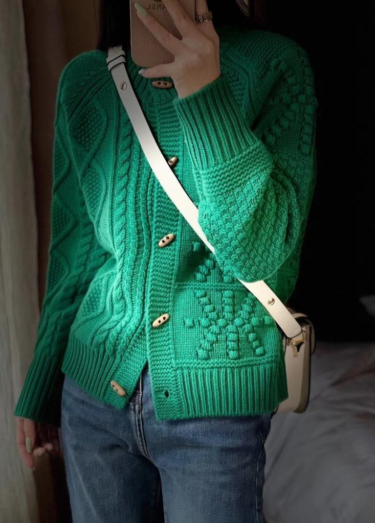 1005 wool thickened wooden button cardigan