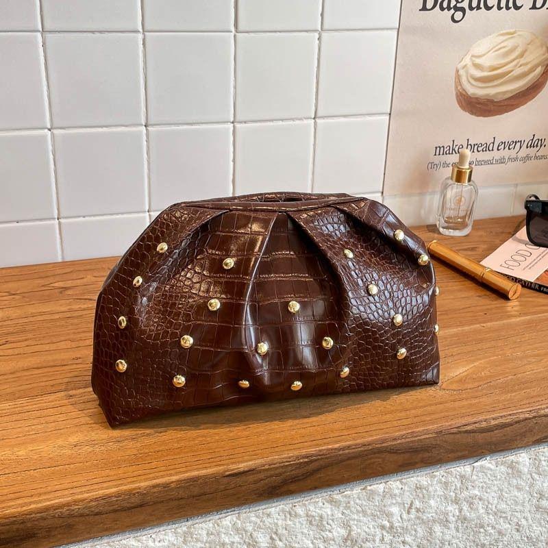 Stylish, simple and versatile cross-border trend, single shoulder oblique span clip bag, mushroom nail chain pleated clutch women's bag