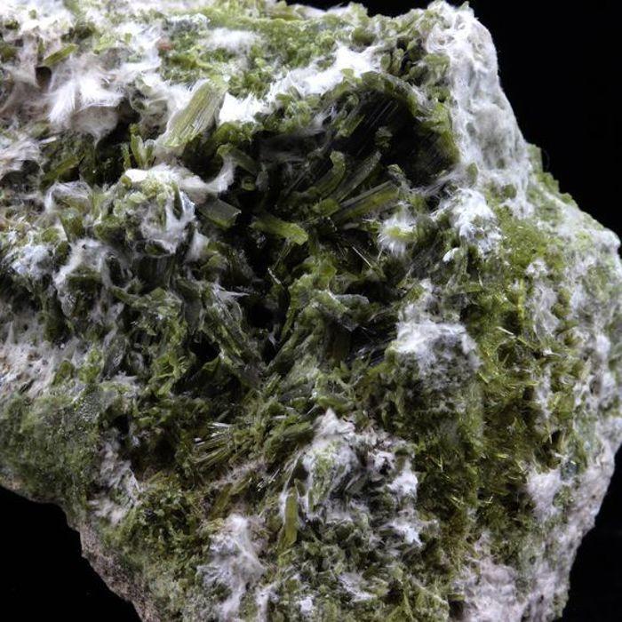 Pierres et Minéraux. Epidote, Byssolite. 690.0 ct. Chamrousse, Belledonne, Isère, France..