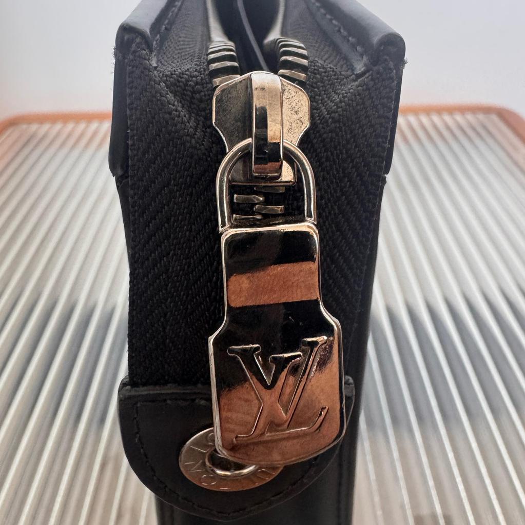 [Б/У] Louis Vuitton Pochette Voyage MM 'Черный холст Monogram Eclipse' - Очень хорошее состояние #1DX6VJ6
