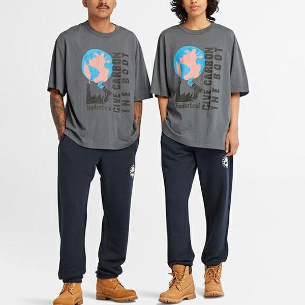 Timberland Футболка унисекс с принтом в виде букв, свободная, удобная, дышащая, с круглым вырезом, коротким рукавом и заниженной линией плеч, цвет рок-синего цвета A6QAH-DH3