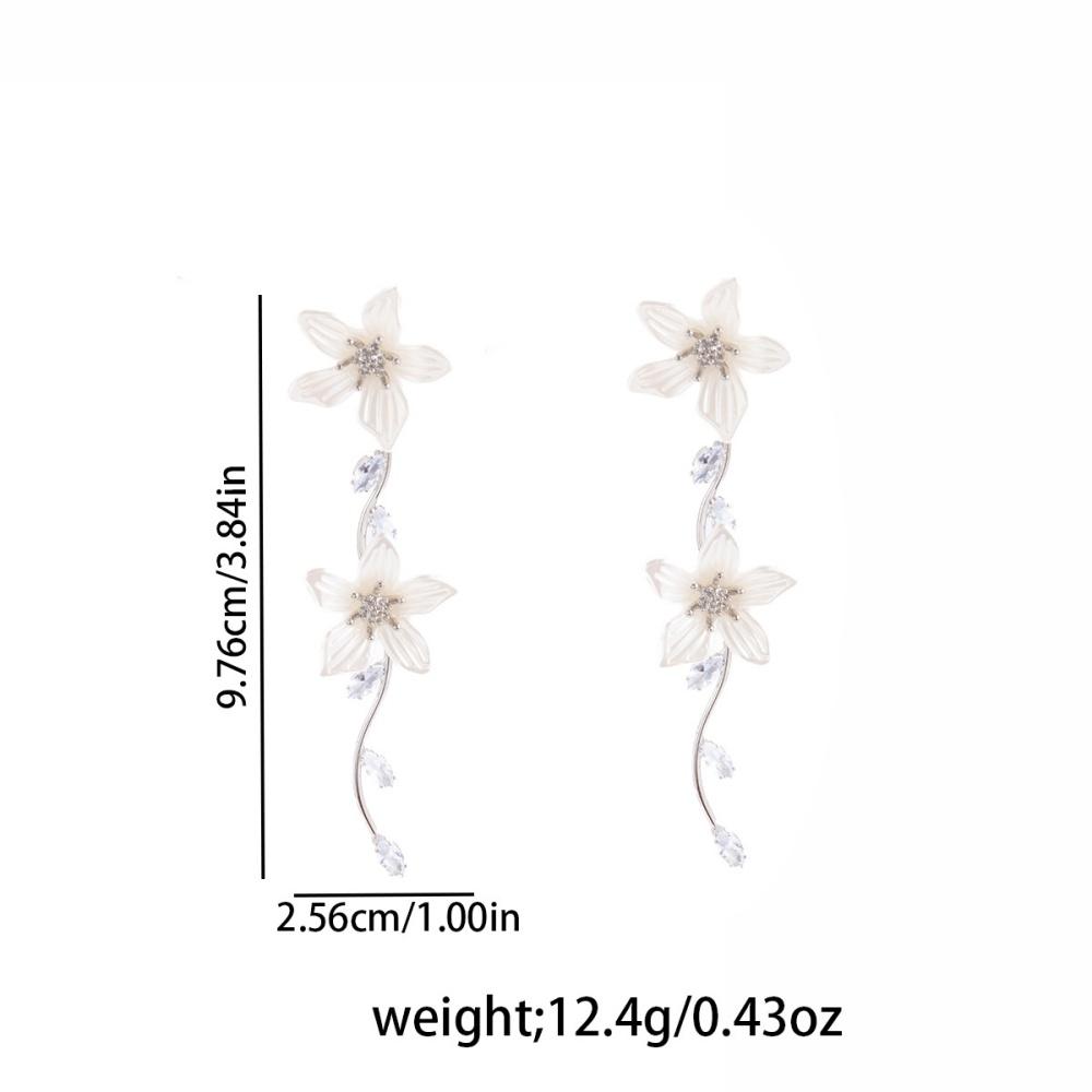 The new light luxury 3D floral fringe women's earrings feature irregular hanging earrings design and unique jewelry accessories