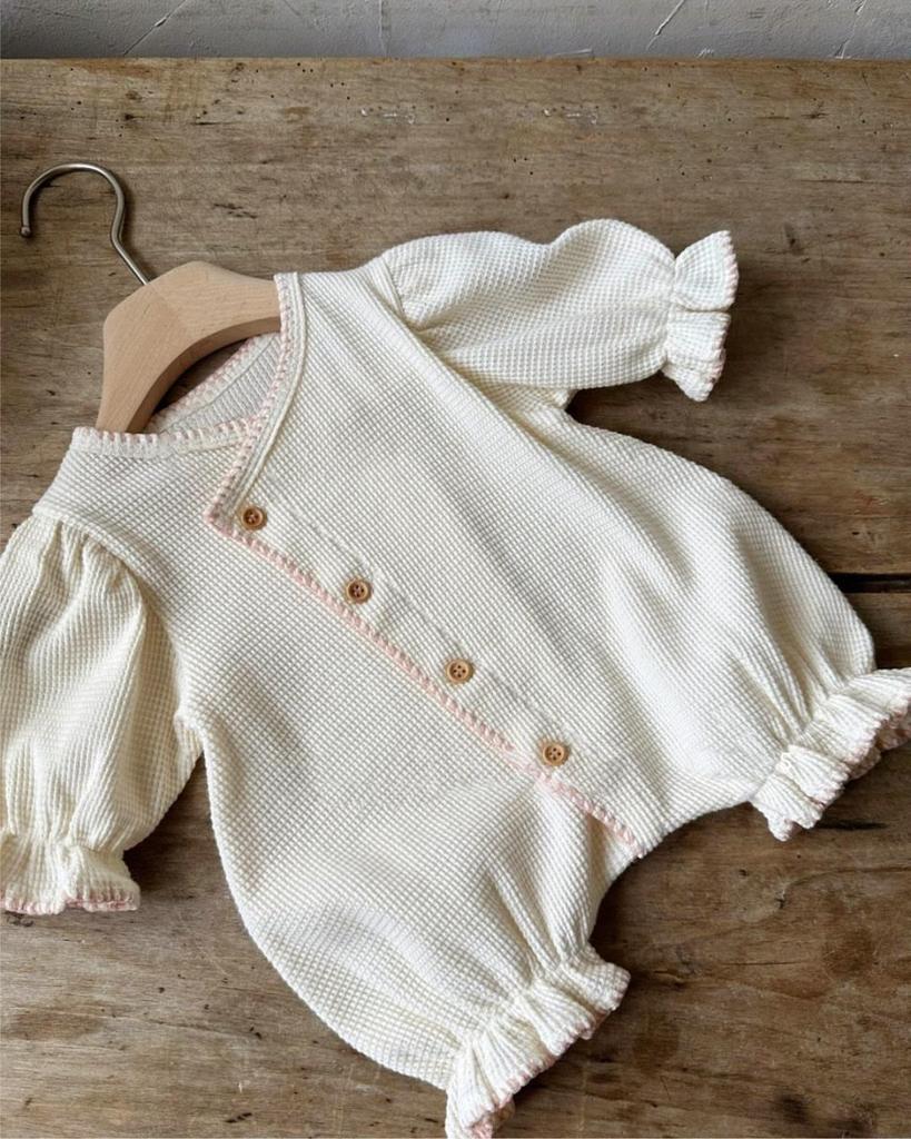 2026 Детский ромпер с вафельной текстурой и рукавами-фонариками - Весенний наряд для девочки с однобортным дизайном и подгузником