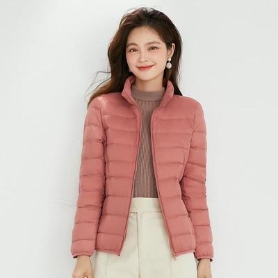 Женская легкая куртка из пуха белой утки на осень/зиму 2025 года, короткая, со стойкой и приталенного силуэта.