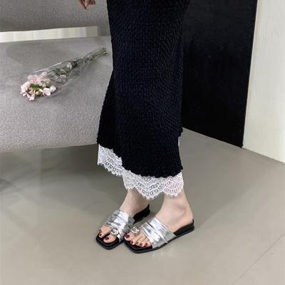 Модные плиссированные шлепанцы на танкетке с открытым носком, женские летние 2025, новые, с металлической пряжкой, красивые и крутые