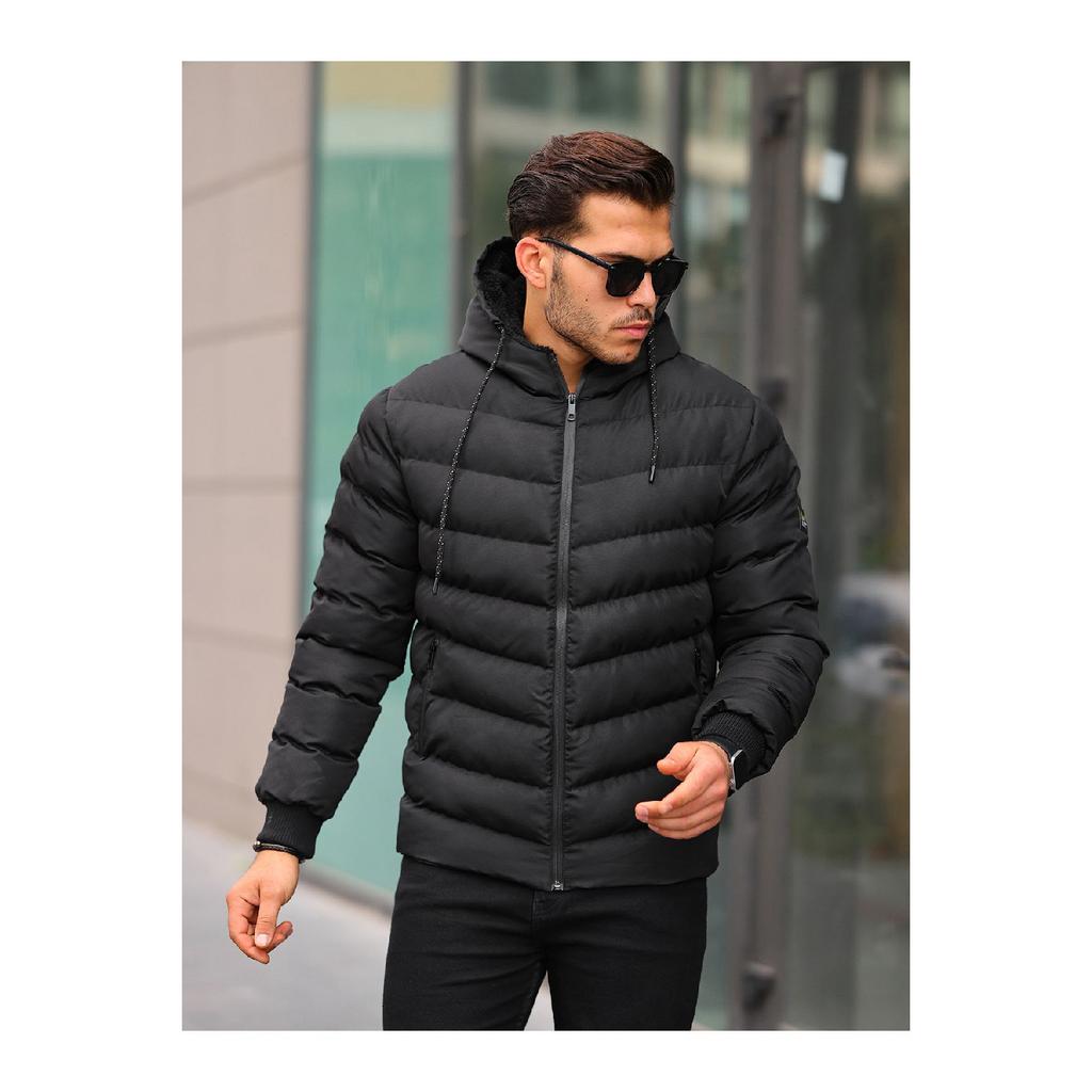 Мужской пуховик черного цвета с меховой отделкой внутри