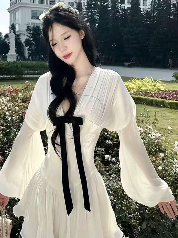 Женское платье в французском стиле с V-образным вырезом, бантом, пэчворком и складками - Белое, с длинным рукавом, приталенное, мини-юбка для осени