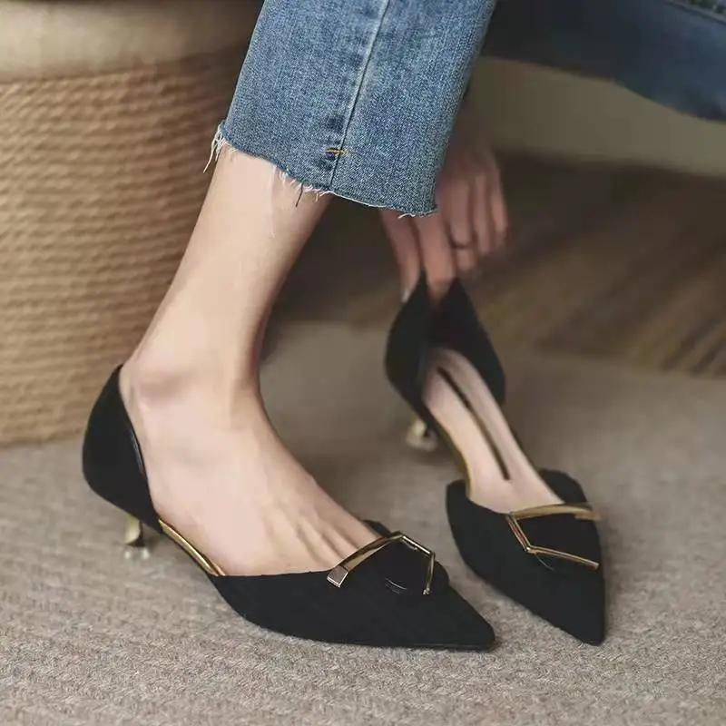 Модная металлическая отделка Острый носок Офисные Абрикосовые Женские туфли Женская обувь на среднем каблуке Шпилька Роскошная кожа Повседневная A E L