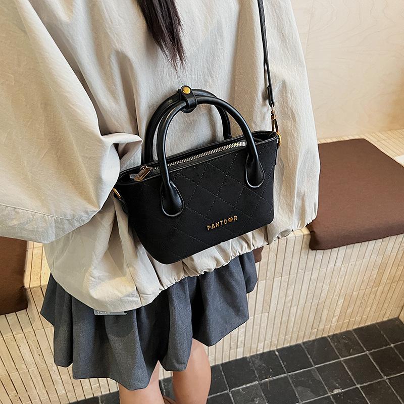 В этом году популярная ромбовидная маленькая сумка женская осенне-зимняя универсальная 2025 новая ретро сумка-мессенджер ins портативная сумка-ведро