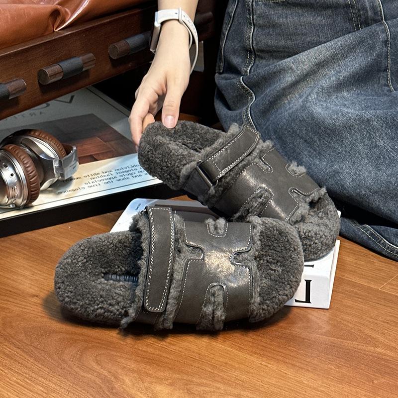Европейские товары 2025 осень и зима новые кожаные на толстой подошве тапочки из овечьей шерсти женские носят знаменитости интернета на плоской подошве ленивые шерстяные тапочки