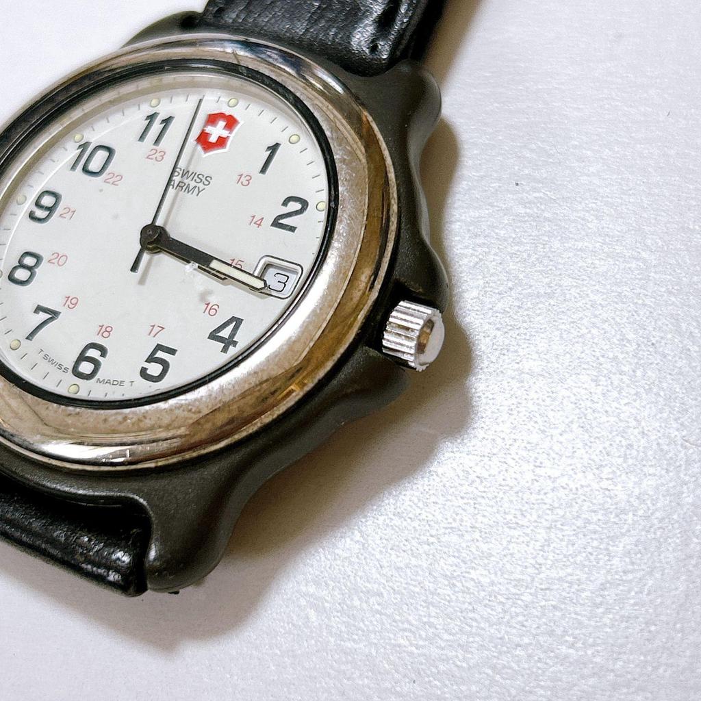 Подержанные швейцарские армейские часы VICTORINOX, кварцевый циферблат белый, работоспособность не подтверждена, кожаный ремешок снят (Сторона 6 часов), красивый замок, не прилипает,