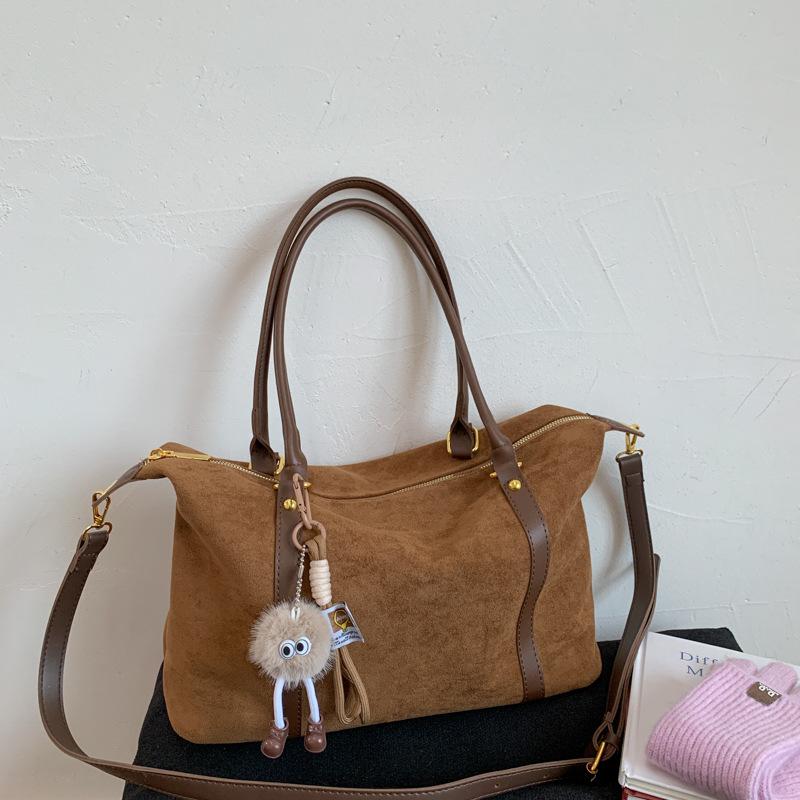 Замшевая сумка женская осень и зима 2025 новая нишевая дизайнерская сумка-мессенджер популярная матовая ретро портативная сумка-тоут