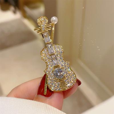 Корейская хрустальная брошь-булавка в виде скрипки с жемчугом, ювелирное изделие, роскошное музыкальное оборудование, классические металлические значки на лацкан, подарки для женщин, мужчин, аксессуары