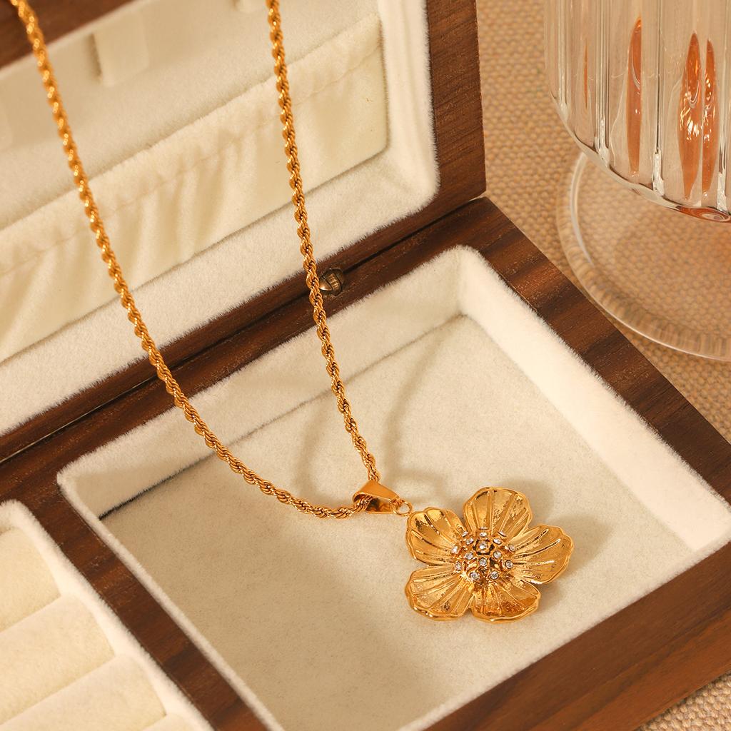 Women's French Light Luxury Vintage Stainless Steel Twist Chain Flower Diamond-studded Pendant Necklace