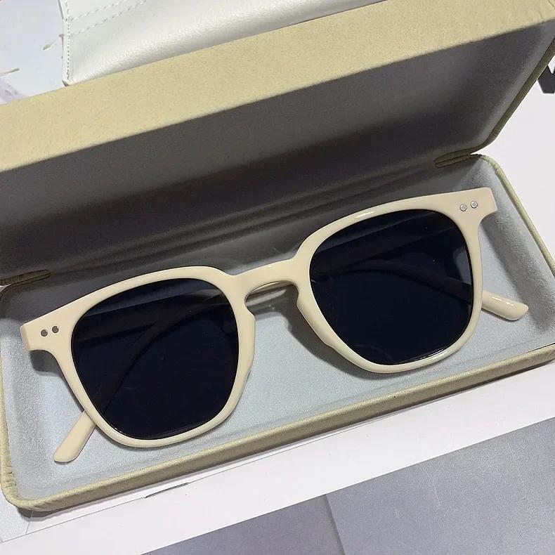 Summer Square Frame Punk Sunglasses Classic Vintage Rivets UV400 Sun Shade Eyeglasses for Women Men Vintage Retro Luxurious Eyewear Gafas De Sol
