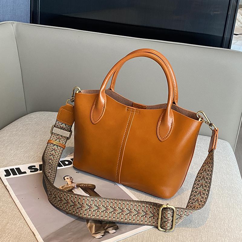 Genuine Leather, A Large Capacity Multi-compartment Single-shoulder Tote Bag That Is Versatile for Women